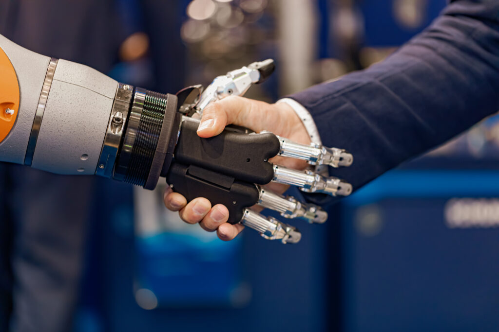 ロボットと握手する男性の手